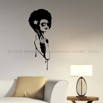 Сексуальная женщина-хиппи с виниловой наклейкой на стену и пистолетом модная современная гламурная африканская девушка после салона красоты украшение дома mural2FZ67