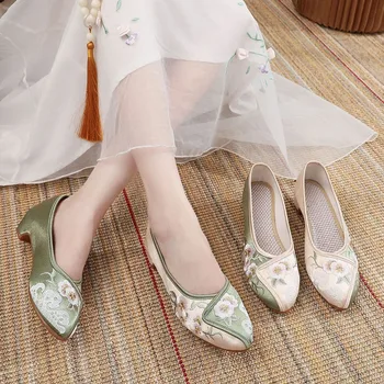 Новые женские туфли на высоком каблуке с роскошной вышивкой в виде цветов, традиционная обувь из ткани в Пекине, Элегантные Женские туфли-лодочки без застежки на высоком каблуке